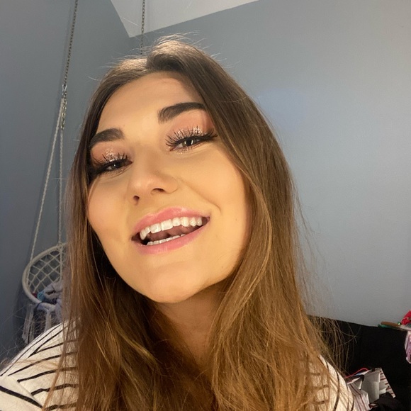 Meet your Posher, Taylor - Picture 3 of 5